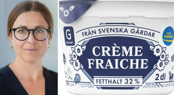 Kvinna med glasögon bredvid en burk Crème Fraîche från svenska gårdar. Perfekt som alternativ till gräddfil istället för creme fraiche i matlagning.