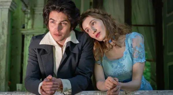 Nikodem Rozbicki w filmach często wciela się w role romantycznych bohaterów. Tutaj widzimy go z ukochaną, w historycznych strojach.