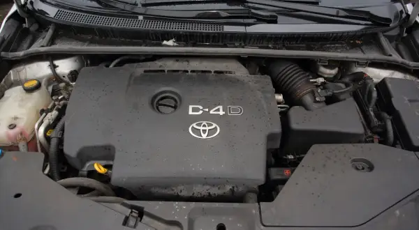 Silnik Toyota D4D, widok z góry. Pokrywa silnika z logo Toyoty i napisem D-4D.