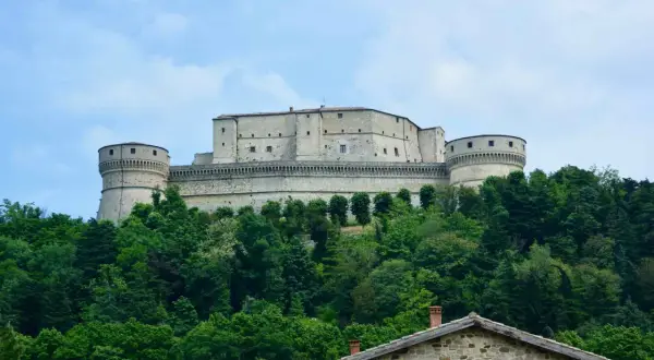 Rocche imponenti e torri rotonde dominano la collina, circondate da un verde lussureggiante. Un gioiello tra i borghi dell'Emilia Romagna.