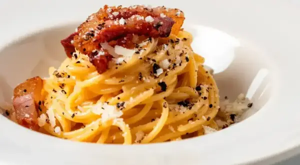 Pyszne spaghetti carbonara, idealne na szybki obiad. Ten przepis na carbonara zachwyci każdego!