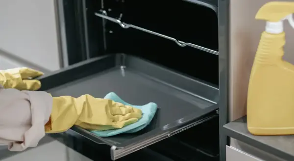 Rękawiczki i ściereczka czyszczą wnętrze piekarnika Whirlpool 6. Zmysł czyszczenie to klucz do lśniącej kuchni.
