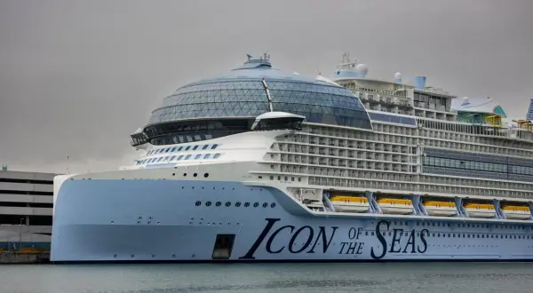 Icon of the Seas" – największy statek wycieczkowy świata, majestatycznie cumuje w porcie.