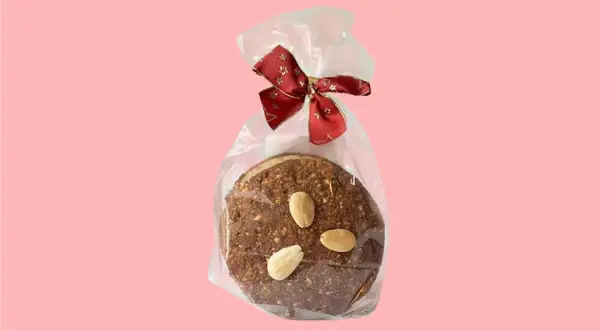 Ein Elisenlebkuchen, verpackt mit roter Schleife, erzählt eine süße Elisenlebkuchen Geschichte.