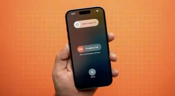 Dłoń trzyma iPhone'a z ekranem wyłączania. Dowiedz się, jak wyłączyć iPhone bez dotyku, naciskając przyciski.
