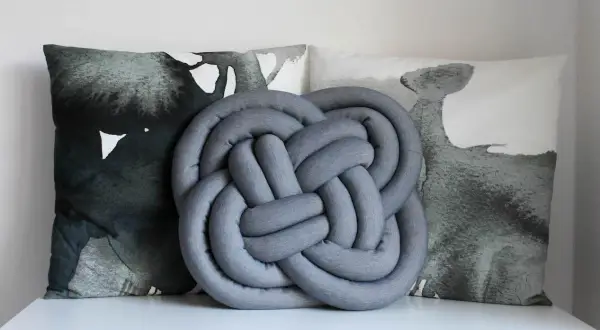 Poduszka z koca DIY: Stwórz ją łatwo, nawet bez szycia!