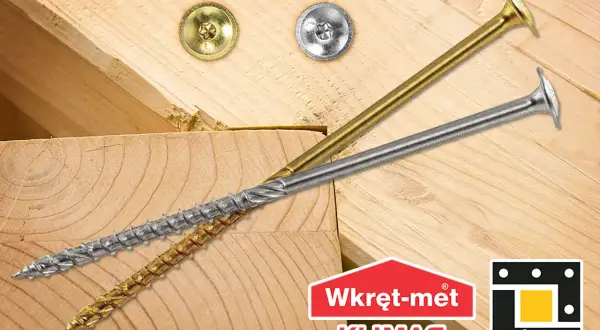 Dwa wkręty do krokwi, złoty i srebrny, leżą na drewnianych belkach. Jaka długość wkrętów do krokwi jest optymalna?