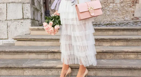 Elegancka spódnica tiulowa w stylizacjach na wiosnę. Delikatny tiul, pastelowa ramoneska i bukiet róż tworzą romantyczny look.