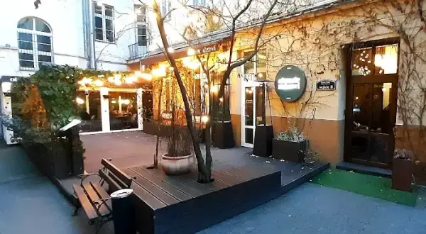 Gdzie zjeść w Łodzi na Piotrkowskiej? Odkryj najlepsze lokale gastronomiczne