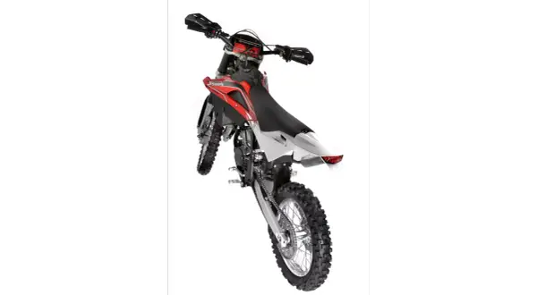Husqvarna WR 125 gotowy do akcji. Czerwono-biały motocykl crossowy z grubymi oponami i wyścigowym designem.