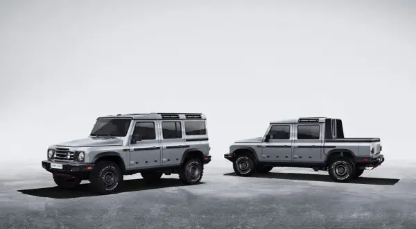 Dwa samochody terenowe INEOS Grenadier: wersja kombi i pickup, prezentują swoją solidną konstrukcję.