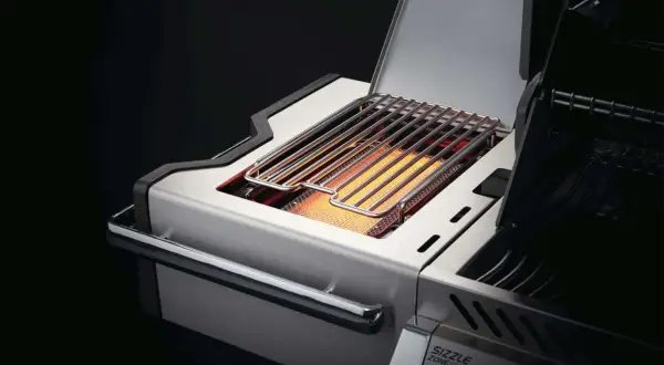 Edelstahl-Grillrost über glühender Sizzle Zone. Einfach zu reinigen für perfekten Grillgenuss.