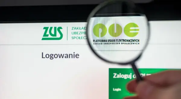 Gdzie sprawdzić historię zatrudnienia? Na ekranie komputera widoczny jest logotyp ZUS i platforma PUE.