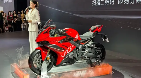 Presentación de la Voge 666 RR, una motocicleta deportiva roja brillante con una presentadora en un traje blanco.