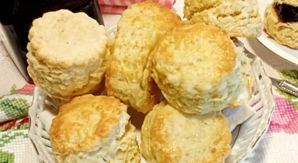 Scones dorati e soffici, pronti per essere gustati con marmellata. Una deliziosa ricetta per la colazione o la merenda.