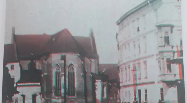 Widok placu z kościołem i kamienicą. Efekt przestrzenny dzięki technice fotografia stereoskopowa.