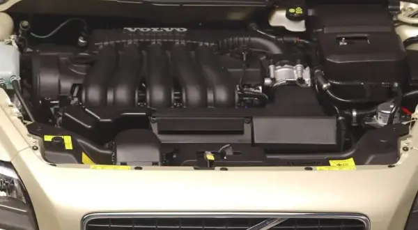 Silnik Volvo V40 D2 z widocznym kolektorem dolotowym i napisem VOLVO.