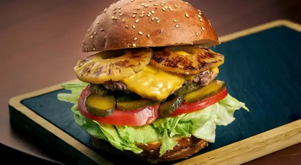 Jak usmażyć burgera, aby był soczysty i pełen smaku – sprawdzone techniki