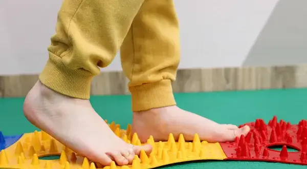 Terapia sensoryczna dla kogo? Poznaj dzieci, które mogą zyskać