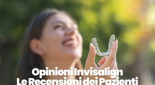 Ragazza sorridente mostra un aligner trasparente. Leggi le opinioni Invisalign: le recensioni dei pazienti.