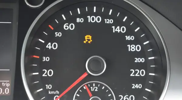 Cruscotto auto con spia ESC accesa, indicante un problema al sistema di controllo stabilità. Velocità a 0 km/h.