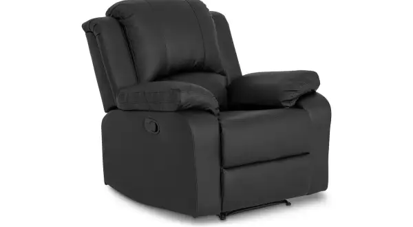 En svart reclinerfåtölj, perfekt för mysiga hemmakvällar. En av många bekväma svenska hem fåtöljer.