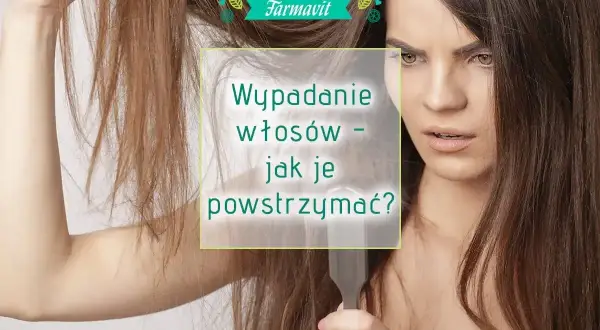 Zmartwiona kobieta trzyma garść włosów, zastanawiając się, dlaczego wypadają włosy i jak temu zaradzić.