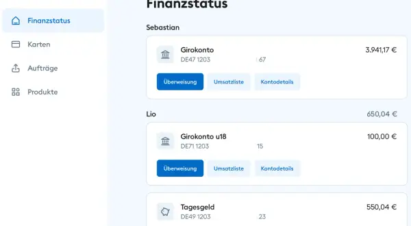 Übersicht über das DKB Gehaltskonto und weitere Konten von Sebastian und Lio. Anzeige von Kontoständen und Optionen wie Überweisung.