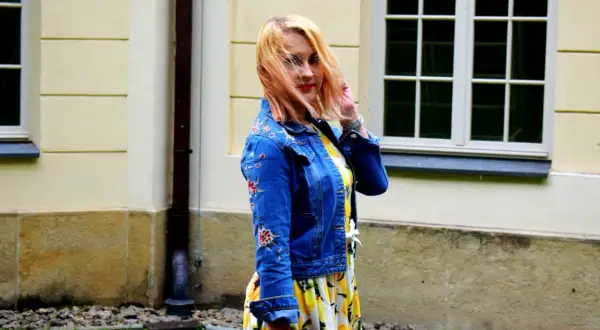 Dżinsowa kurtka + sukienka w kwiaty: Stwórz idealne stylizacje!