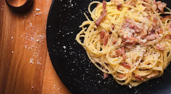 Un plat de spaghetti carbonara, prêt à être dégusté. Une recette italienne authentique, simple et savoureuse.