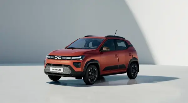 Dacia Spring arancione, un'auto elettrica pensata per la città, con un'ottima **dacia spring autonomia** per i tuoi spostamenti quotidiani.