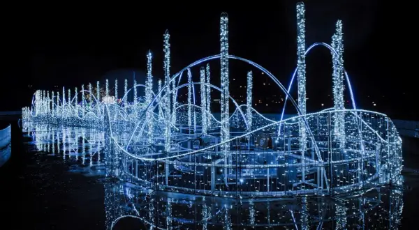 Niebieskie iluminacje tworzą świetlisty, nowy świat w Warszawie. Konstrukcje z lampek odbijają się w wodzie, tworząc magiczny widok.
