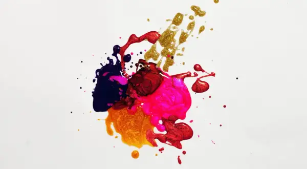 Schizzi di vernice metallizzata, oro, rosso, fucsia e blu, ricordano un aerografo cos'è, creando un'esplosione di colore.