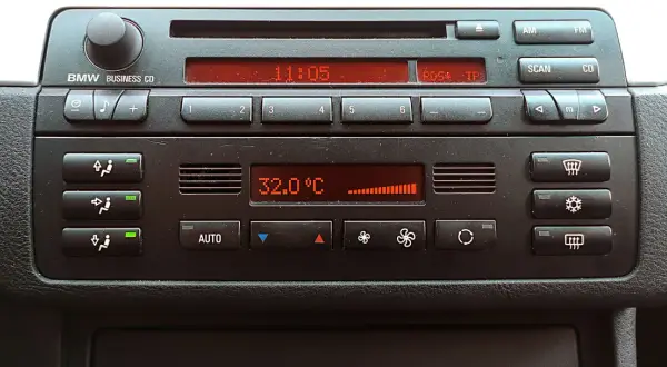 Wyświetlacz klimatyzacji BMW pokazuje 32°C. Włączam nawiew, by poczuć przyjemne, zimne powietrze z nawiewu.