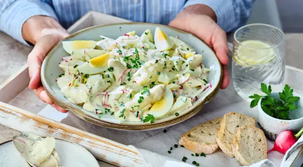 Ein köstlicher Spargelsalat mit Eiern und Radieschen, perfekt für ein leichtes Mittagessen. Dieses Spargelsalat Rezept ist ein Genuss!