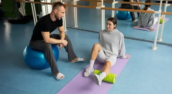 Ile trwa rehabilitacja po udarze na NFZ? Limity i etapy