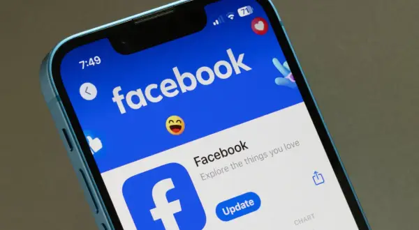 Ekran telefonu z aplikacją Facebook i przyciskiem "Update".