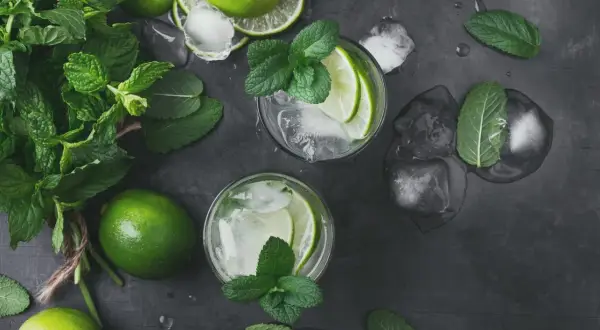 Orzeźwiający mojito drink ze spritem, lodem, limonką i miętą. Idealny na upalne dni.