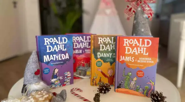 Książki Roald Dahl: Matylda, Charlie i fabryka czekolady, Danny, James i olbrzymia brzoskwinia. W tle świąteczne dekoracje.