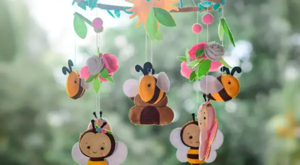 Ein niedliches Mobile zum Thema Bienen und Blumen, perfekt zum mobile basteln für das Kinderzimmer.