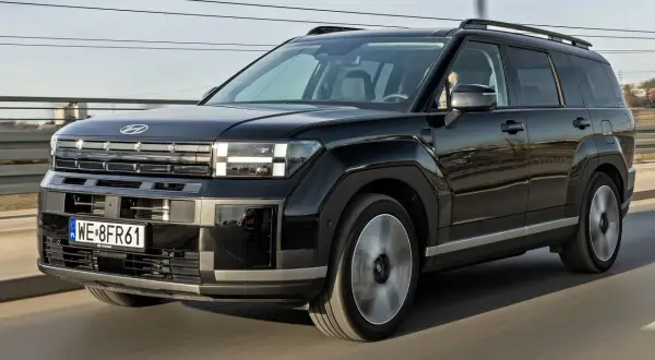Czarny Hyundai Santa Fe w ruchu. Sprawdź aktualną hyundai santa fe cena i dostępne wersje.