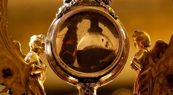 Reliquiario con ampolla contenente il sangue di San Gennaro. Il suo significato è legato al miracolo della liquefazione, simbolo di speranza e protezione per Napoli.