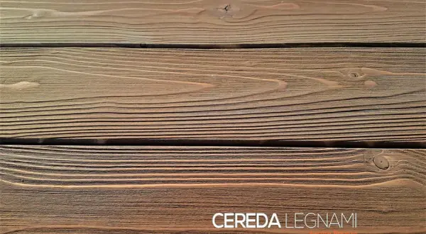 Tavolato in legno con venature marcate, una definizione naturale che evoca calore e solidità.