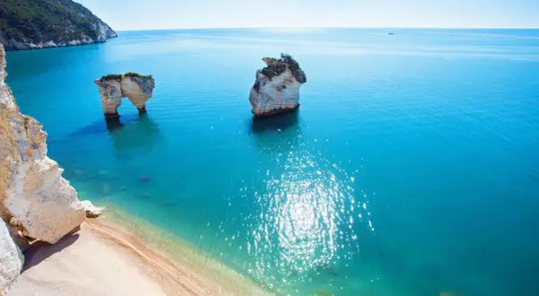 Scogliere bianche e mare turchese, un angolo di paradiso tra le spiagge più belle d'Italia.
