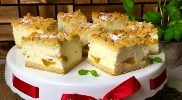 Pyszny sernik z brzoskwiniami przepis. Kremowe ciasto z owocami i kruszonką, idealne na deser.