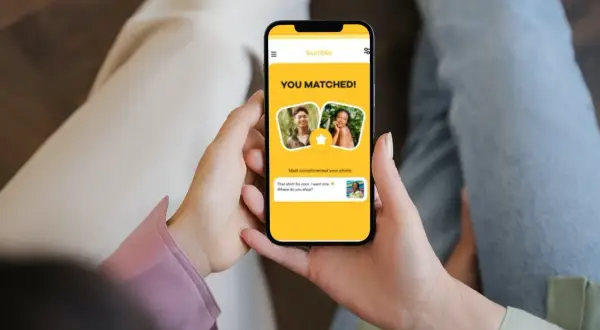 Aplikacje do poznawania ludzi: ekran telefonu z powiadomieniem "YOU MATCHED!" na Bumble. Matt skomentował zdjęcie, zaczynając rozmowę.