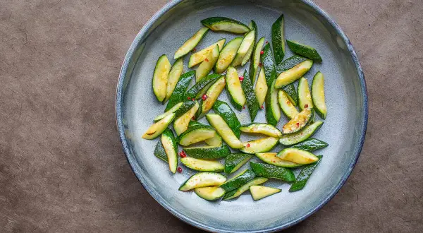 Gebratene Zucchinischeiben mit roten Pfefferflocken, eine einfache Idee für zucchini rezepte.