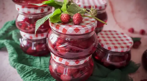 Słoiki z malinami w syropie, gotowe do spiżarni. Idealne na zimę, pyszne maliny w syropie przepis.