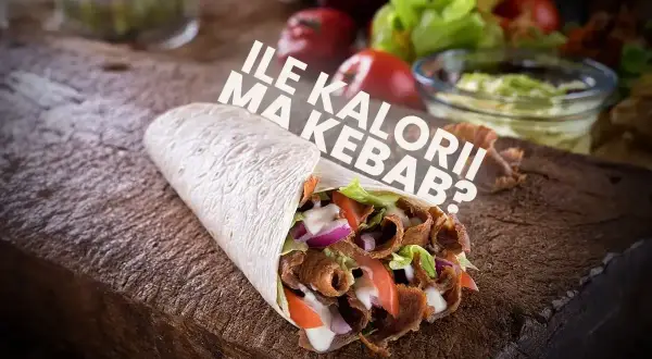 Pyszny kebab na talerzu, pełen mięsa i warzyw. Zastanawiasz się, ile kcal ma ten przysmak?