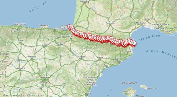 Mapa de la senda pirenaica, con marcadores de senderistas a lo largo de la cordillera, desde el Golfo de Vizcaya hasta el Mediterráneo.